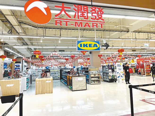 大润发改装主打一站购足，业绩相对往上。图／本报资料照片