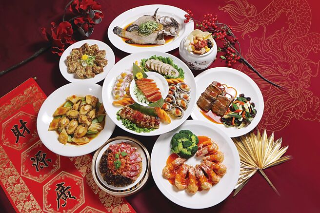 台北老爷「舞龙迎春」外带年菜，八人份8道佳肴，每套17,918元起，明年1月27日前预订早鸟优惠价15,888元。图／老爷酒店集团