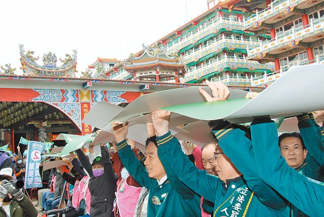 南部大本营多数支持者忽略政党票重要性，让民进党内忧心不已。图为赖清德（右二）环岛拼字活动，22日抵达台南，与民眾一起排字。（程炳璋摄）