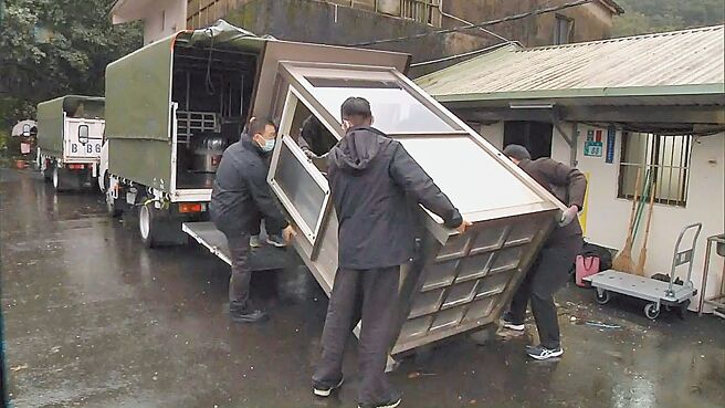 在副总统赖清德表示愿将老家捐做信托公益后，21日国安局驻守万里人员开始撤哨，并搬出脱水机、烘乾机及冰箱等生活用品。（摘自中天新闻网）