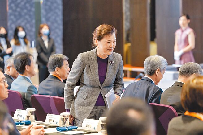经济部长王美花认为，全球担心大陆石化大量倾销，因此台湾石化业要做出高质化与差异化。图为王美花（中）22日出席台湾碳交所启动国际碳权交易平台。（郭吉铨摄）