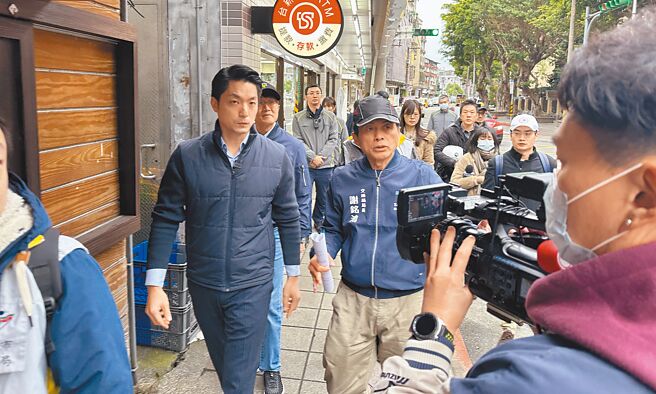 台北市長蔣萬安（左）與交通局長謝銘鴻（右）22日上午前往景美地區，視察路口行人安全改善狀況。（丁上程攝）