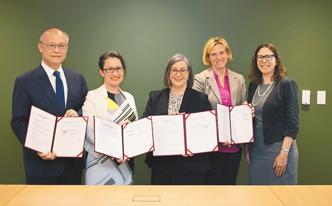 「台美21世纪贸易倡议」首批协定于华府美国在台协会（AIT）总部由我驻美代表萧美琴（左二）与AIT执行理事蓝莺（Ingrid Larson中）代表双方签署，行政院邓振中政务委员（左一）、美国副贸易代表Sarah Bianchi大使（右二）及美国在台协会理事主席罗森柏格（Laura Rosenberger右一）在场见证。（行政院经贸办提供）