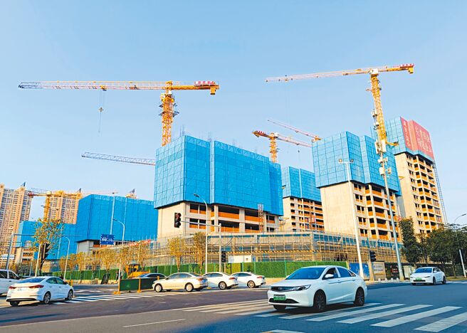 在港上市的大陆知名房企中国奥园，向纽约法院声请破产保护与重组。图为福州一处施工中的建案。（中新社）