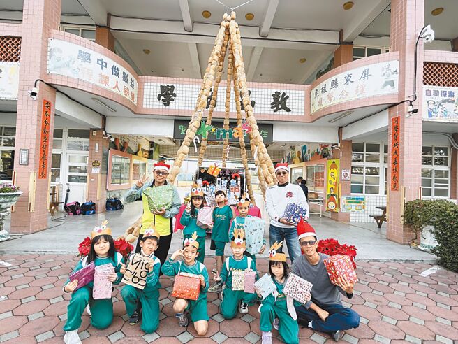 耶诞节将至，屏东同安国小的食农教育也跟着带来惊喜，全校师生用逾400个丝瓜络搭成约2楼高的耶诞树，虽然树非绿色但却拥有满满的绿色环保创意。（谢佳潾摄）