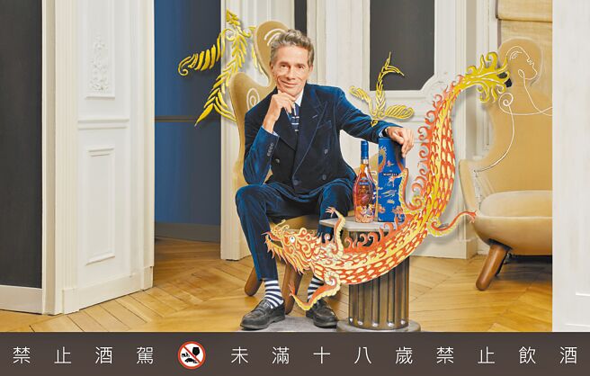 馬爹利邀請法國設計師樊尚達爾為名仕龍年限定款設計瓶身和禮盒。（Martell提供）飲酒過量有害健康