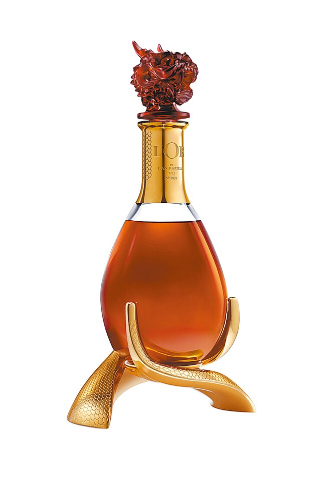 馬爹利金王之尊龍年限定款，32萬8000元。（Martell提供）飲酒過量有害健康
