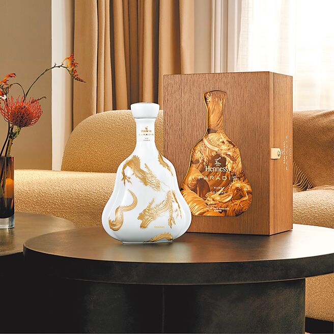 軒尼詩百樂廷春節限量藝術裝瓶，30萬8000元。（Hennessy提供）飲酒過量有害健康