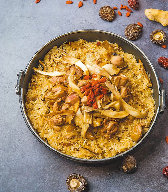 「麻油鸡酒饭」完全不加一滴水，真材实料以全酒制作，酒香浓郁，炒得Q弹的糯米饭有酒香却无酒味。（大地酒店提供）