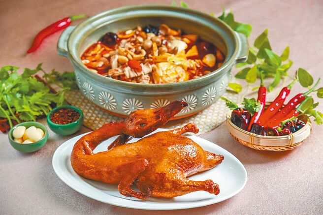 主厨独创料理「天府冒鸭锅」，融合川式冒菜锅和台式酥炸樱桃鸭，香辣过瘾，滋味迷人。（大地酒店提供）