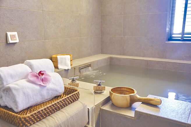 尾牙餐叙前后，民眾可用超值优惠价体验大地酒店特有的雪景大眾风吕或双人独立汤屋。（大地酒店提供）