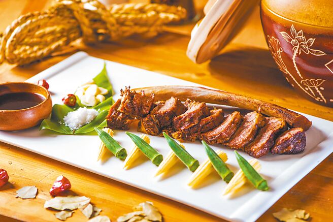 「稻香大地牛」曾在国际烹饪赛事勇夺金牌，是餐厅的得奖名菜，吃得到淡雅的稻草清香。（大地酒店提供）