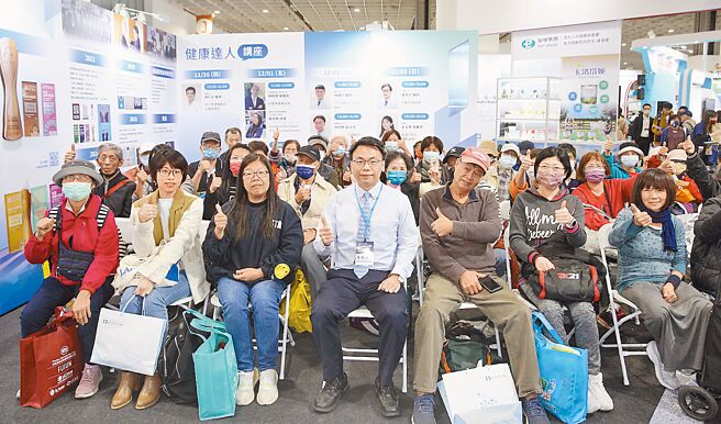 「新光醫療展健康達人講座」新光醫院健康管理部醫療副主任柳朋馳講座現場座無虛席，民眾收穫滿滿。（張鎧乙攝）