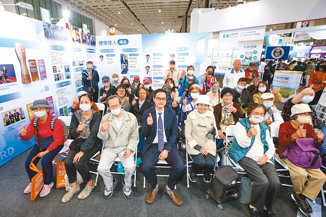 「新光醫療展健康達人講座」新光醫院心臟外科醫師陳彥仰主講「淺談主動脈瓣狹窄」，民眾獲益良多。（鄭博仁攝）