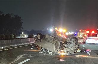 疑精神不济肇事 国1燕巢路段1汽车被撞翻