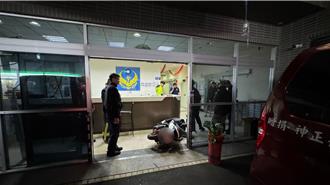 新北男騎機車精神不濟 直衝消防隊撞壞大門