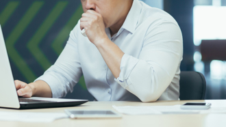 喉嚨常卡卡以為胃食道逆流 醫一看：食道已經堵住了