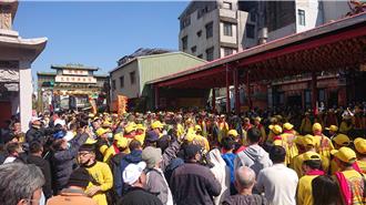 163陣頭車拚、萬人上街！台南最大場建醮遶境 市區塞成停車場