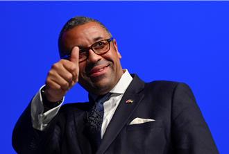 英內政部長戲謔稱「對妻子下迷藥以持續婚姻」 挨轟後急道歉