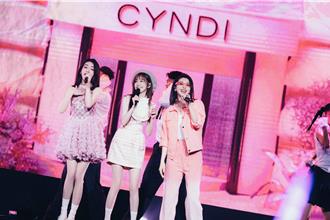 王心凌演唱會上突放閃！與「嘉賓」貼臉親親超甜全場暴動