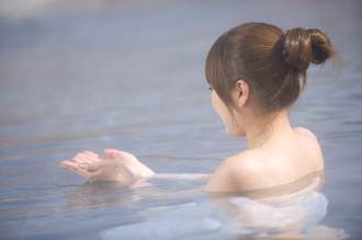 好恐怖！天冷澡堂泡汤突传尖叫声 3女全裸「触电身亡」