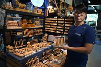 有溫度的手工筆！三義木雕職人童正一 攜手在地青年打造青創基地