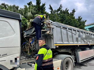 蘆洲警架設「移動式地磅」  12月已強抓873起大型車違規