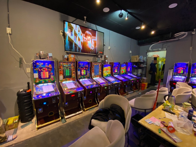 三重警方破获亲子选物店暗藏赌博电玩。（翻摄画面）