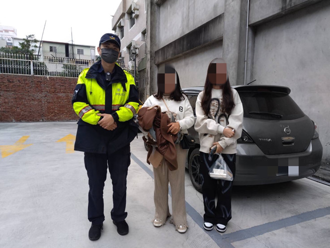 許姓女大生與同學感謝神救援，與警方合照留念。（翻攝畫面）