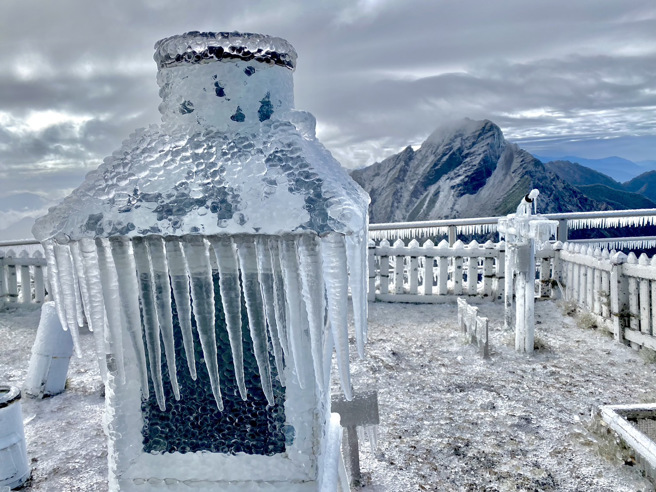 气象器材整个结冰。(气象署提供)
