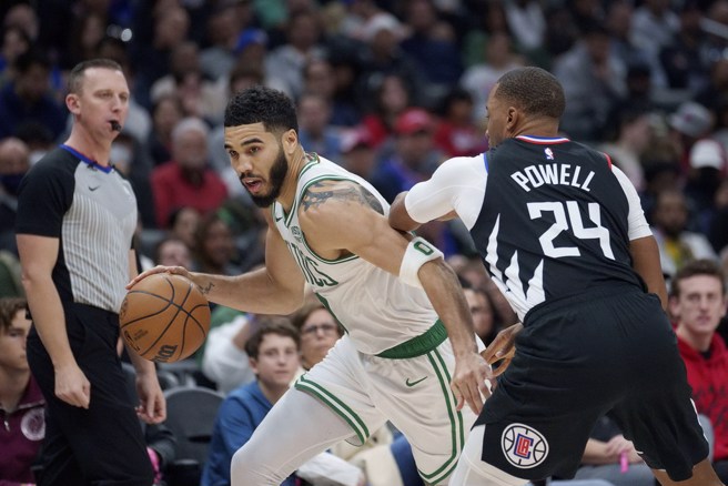 塔图运球强行突破鲍威尔的防守。(美联社)