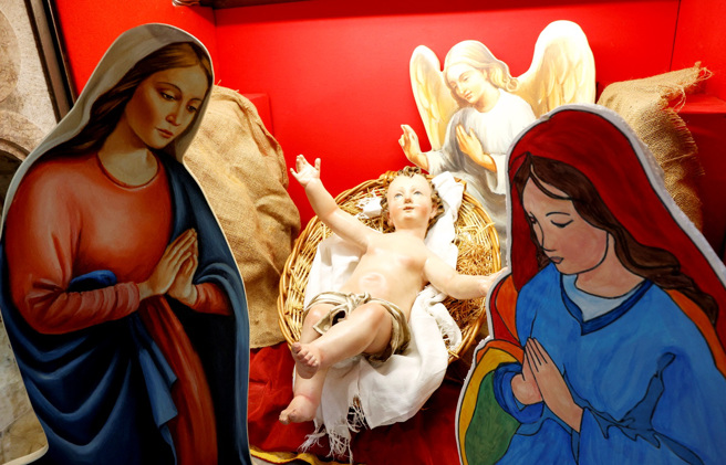  義大利聖彼得和聖保羅教堂（Church of Saints Peter and Paul）近日將「耶穌降生場景」中的聖母瑪利亞與聖約瑟改為2名母親，暗喻多元成家，引發抨擊。（圖／路透社）