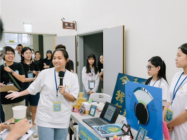 「作伙來共乘」團隊協助學生配對共乘車輛，解決學生交通問題。（教育部提供／林志成台北傳真）