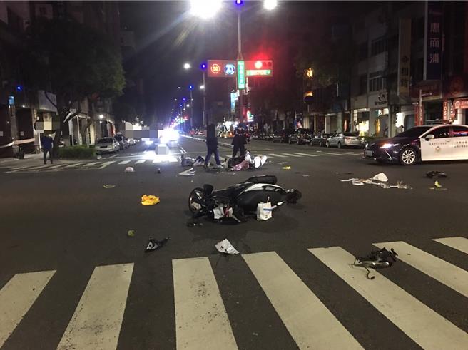 今日凌晨2時許在高雄五福二路與忠孝一路路口發生車禍。（高市新興分局提供／楊舒婷高雄傳真）