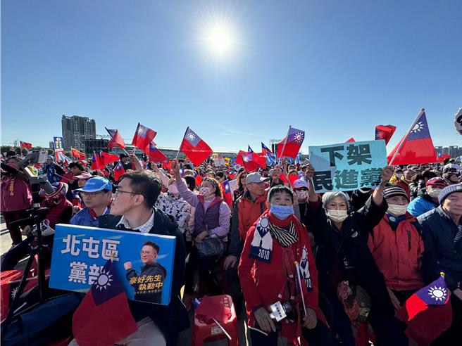 国民党选前20天在台中市乌日区举办「侯康后援总会」中台湾誓师大会，主持人宣布现场涌入3万支持群眾。(潘虹恩摄)
