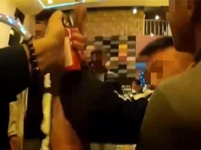 今日凌晨2時許高雄市某間KTV小吃部發生打架事件。（高市三民一分局提供／楊舒婷高雄傳真）