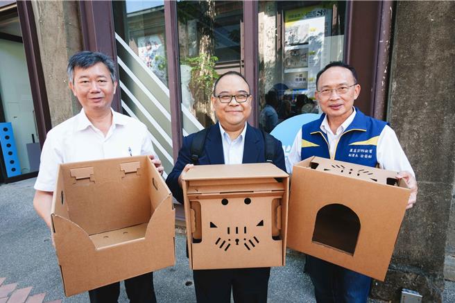 农业部动保司司长江文全（中）与防疫署副署长徐荣彬（右）讚许民间企业愿意承担社会责任，给流浪动物更好的「窝」。（高雄市动保处提供／林瑞益高雄传真）