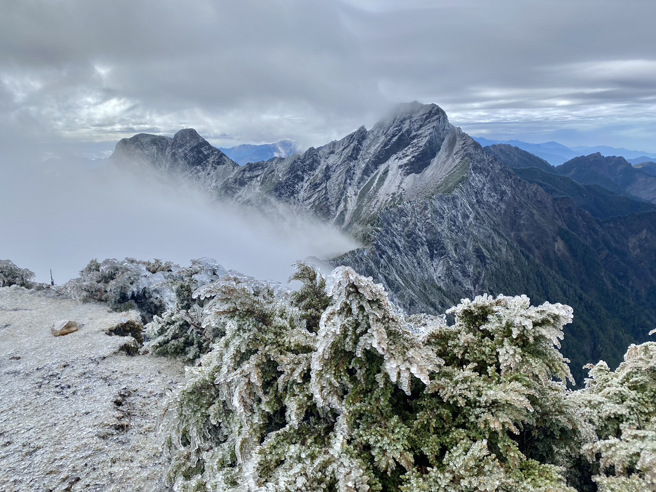 玉山北峰结冰成冰雪世界。(气象署提供)