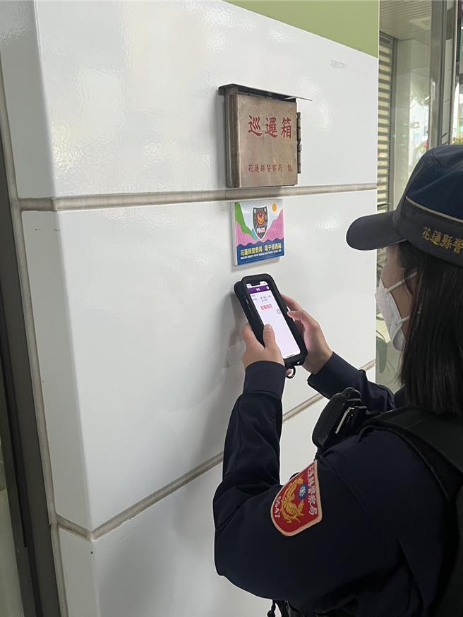 花莲县警察局5个分局本月起全面更换为M-Police行动载具晶片感应签巡，一线警员只要「哔」一下，后台便能即时接收巡逻资讯，预计一年可省下逾10万张纸。（花莲县警局提供／罗亦晽花莲传真）