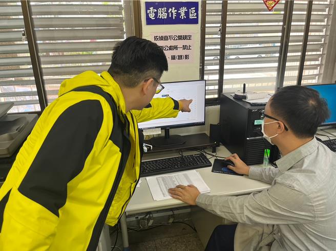 花莲县警察局5个分局本月起全面更换为M-Police行动载具晶片感应签巡，一线警员只要「哔」一下，后台便能即时接收巡逻资讯，预计一年可省下逾10万张纸。（花莲县警局提供／罗亦晽花莲传真）