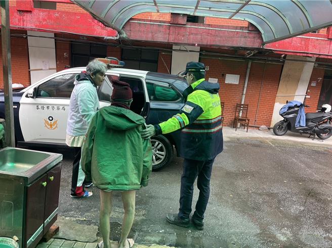 基隆市日前發現有失智老人在寒流中瑟瑟發抖，經社會處及天行者協會協助將其安置在仁愛之家，所幸找到了老翁家人，已經將老翁帶回。（天行者慈善協會提供／張志康基隆傳真）