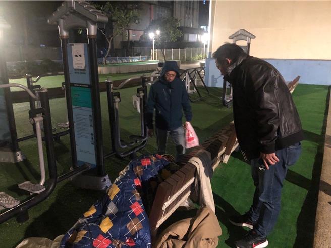 為避免無家者在寒流中發生意外，基市政府社會處與天行者協會自20日起展開低溫訪視，並協助部分無家者強制安置。（天行者慈善協會提供／張志康基隆傳真）