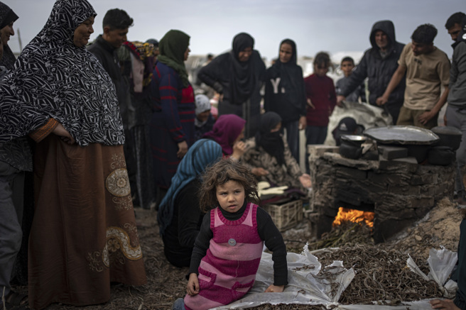 截至12月初，有200多万加萨人已面对着严重的粮食不安全，其中超过37万8000人正在经歷「灾难性飢饿」。（图/美联社）
