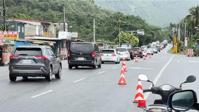 公路局预估苏花路廊假元旦连假首日及收假日，将分别涌现南下及北上车潮最高峰，且两天全日车流量均约1.3万辆次，请民眾儘早安排行程；图为今年元旦苏花路廊车况。（本报资料照片）