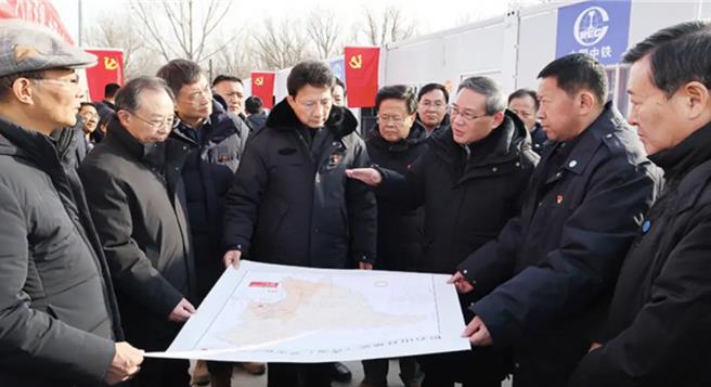 中共中央政治局常委、大陸國務院總理李強（右三）12月23日赴甘肅、青海地震災區檢查指導受災群眾過冬安置和災後恢復重建等工作。（新華社）