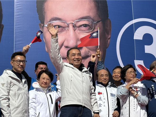 「侯康後援總會」中台灣造勢大會，現場湧入6萬群眾，國民黨總統候選人侯友宜在支持者簇擁下進場。(潘虹恩攝)