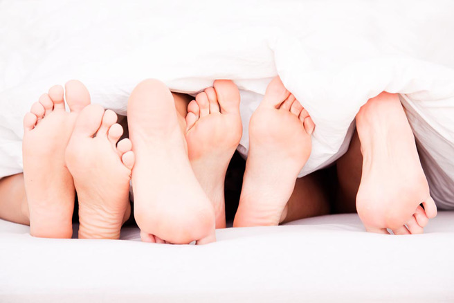 澳洲一名人妻坦承，自己比丈夫更痴迷3P，2024年新目标是约45女床战。（示意图／达志影像）