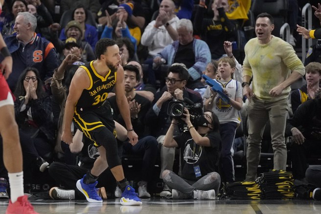 柯瑞投进三分球不禁狂吼庆祝。(美联社)