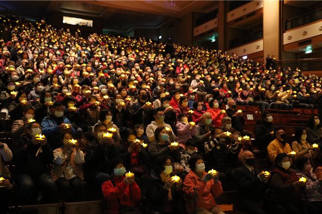 慈济团体昨（23）日上午在新北市板桥志业园区举行岁末感恩活动，邀请邻近关怀户和环保志工一起参加，由德法和德禅两位法师为与会者祈福。（新北市社会局提供）