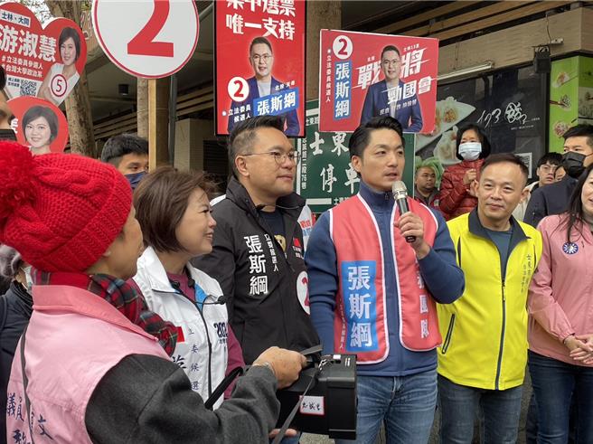 台北市长蒋万安今早来到士东市场与国民党士林、北投立委候选人张斯纲一同拜票。（蔡佩珈摄）